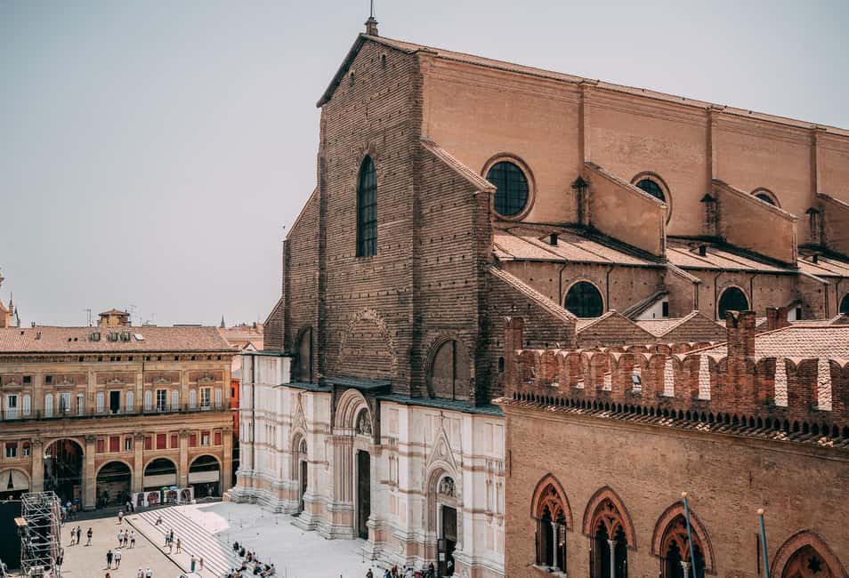 Bologna: Small-Group Tour with the Historic Archiginnasio - Piazza Maggiore to the Archiginnasio: the tour’s best opening move