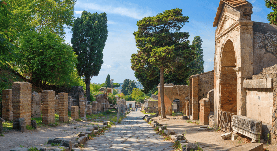 From Rome: Pompeii and Herculaneum Tour w/ High-speed Train - Lunch Between Pompeii and Herculaneum: Neapolitan Pizza in a Clever Setting