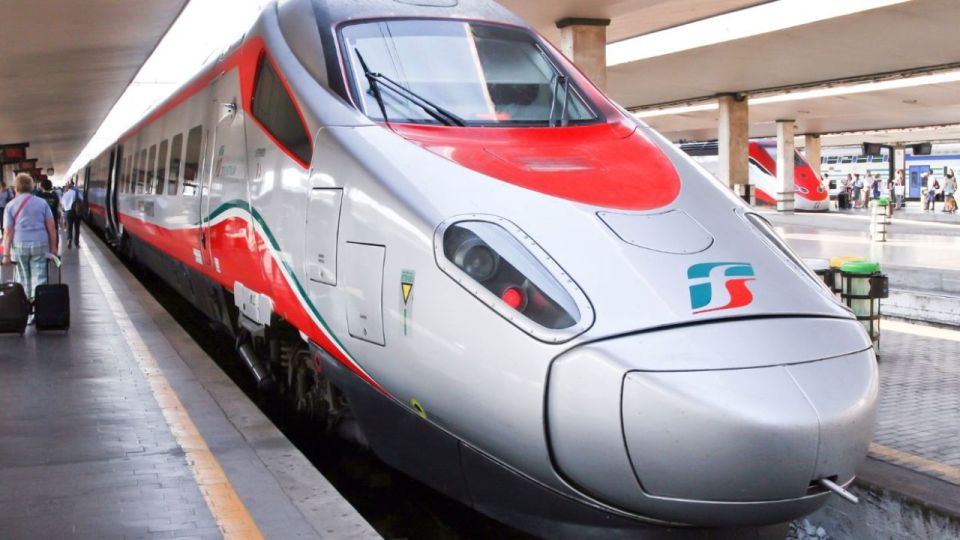From Rome: Pompeii and Naples Day Trip by High-Speed Train - The Rome-to-Naples train rhythm that makes the day feel manageable