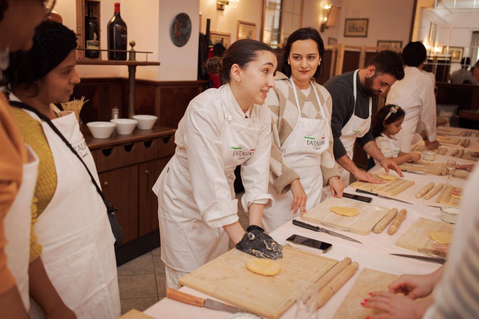 Gelato and Pasta Cooking Class in Rome - Piazza Navona - The welcome moment: Prosecco, then gelato-making starts