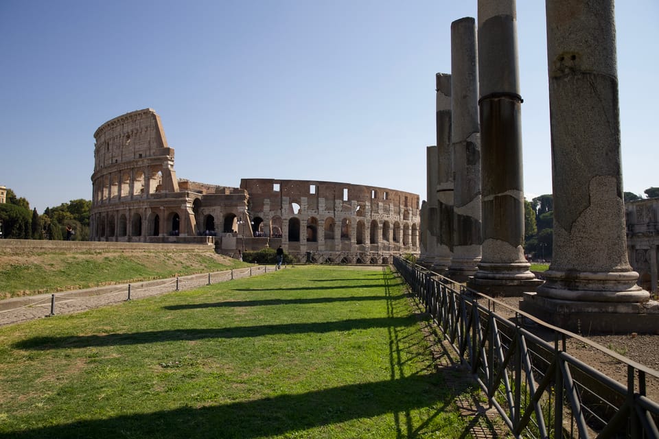 Rome: 1-Hour Fast Colosseum Tour - Pre-tour photos outside: wide-angle chances before the tour begins