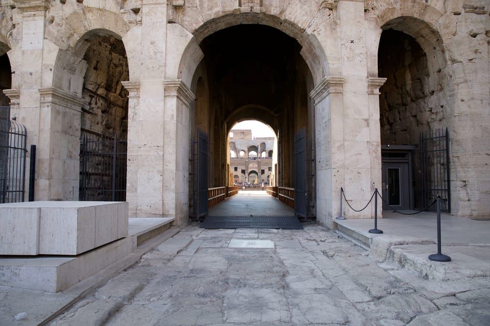 Rome: 1-Hour Fast Colosseum Tour - Best picture moments while you walk the perimeter