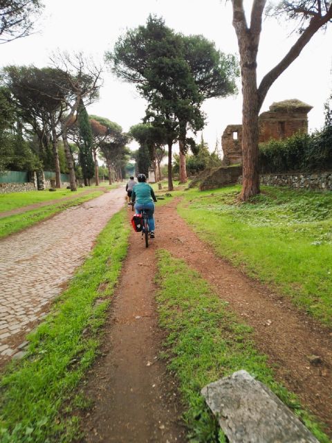 Rome: Appian Way & Catacomb Sunset E-bike Tour with Aperitif - Photo stops that actually help you connect the dots