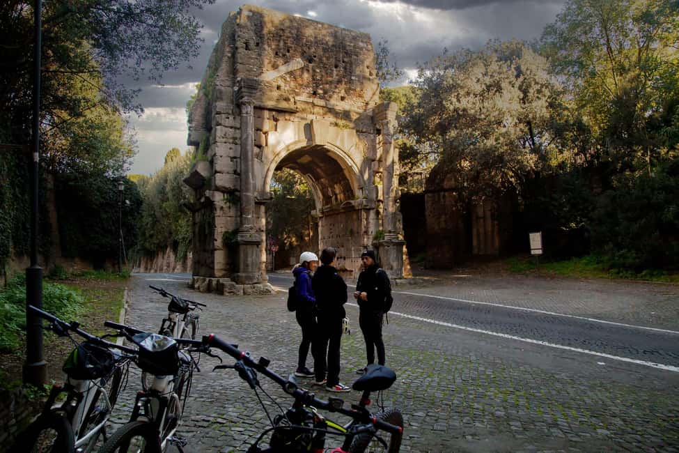 Rome: Appian Way Underground Catacombs Bike Tour with Lunch - Key takeaways