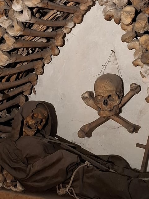 Rome: Bone Crypts Express - Tour in ENGLISH with tickets - Piazza Barberini start: your quick link to the underground