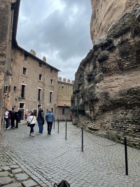 Rome: Castel Sant’Angelo Skip-the-Line Ticket & Audio Guide - Entering the Mausoleum: Hadrian’s Tomb in Plain Sight