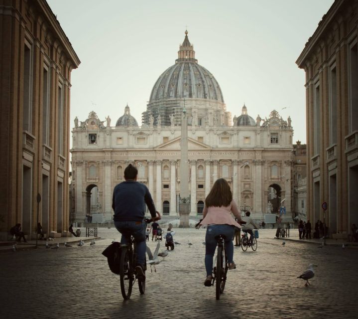 Rome: City Highlights Electric Bike Tour - Colosseum zone: the classic view, with a realistic crowd plan