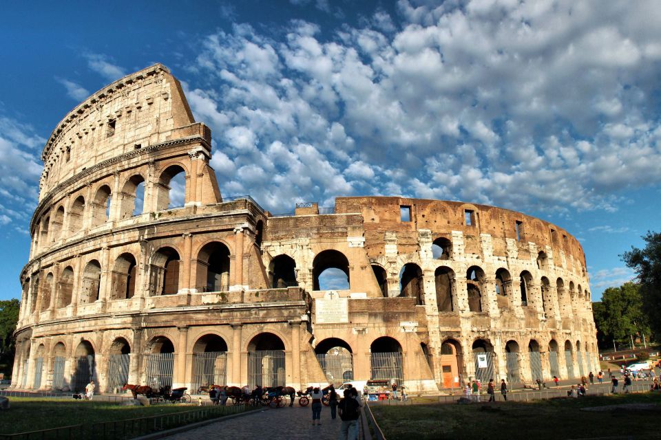Rome: Colosseum, Roman Forum and Palatine Hill Private Tour - Raphael apartments for Julius II: art breaks up the archaeology