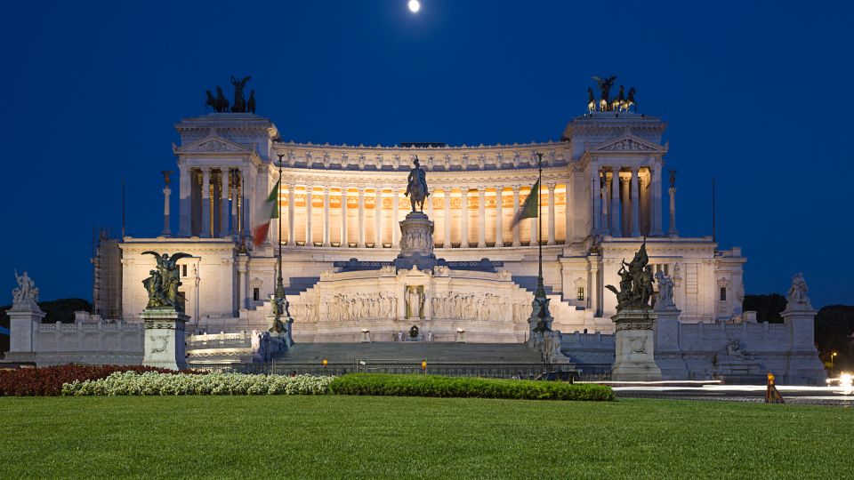 Rome: Squares and Fountains Walking Guided Tour - Trevi Fountain: the story behind the most-copied pose in Rome